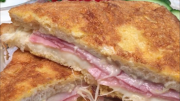 Bundás kenyér sajttal sonkával