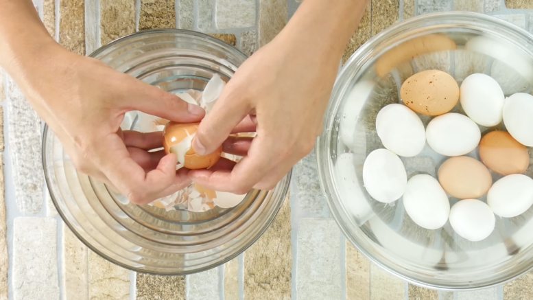 Kemény tojás pucolása