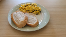 Medvehagymás tojásrántotta