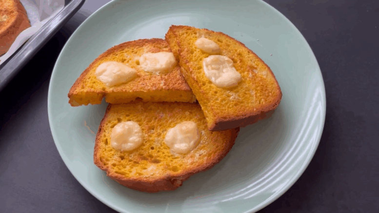 Tepsiben sült bundáskenyér