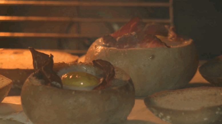 Zsemlében sült sonkás tojás