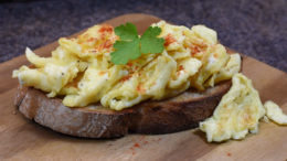 Tojásrántotta fűszerezése